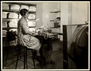Donna cieca, presumibilmente Charlotte Rohr, che lavora con una pressa braille, dittafono e stereotipo, New York, 1933